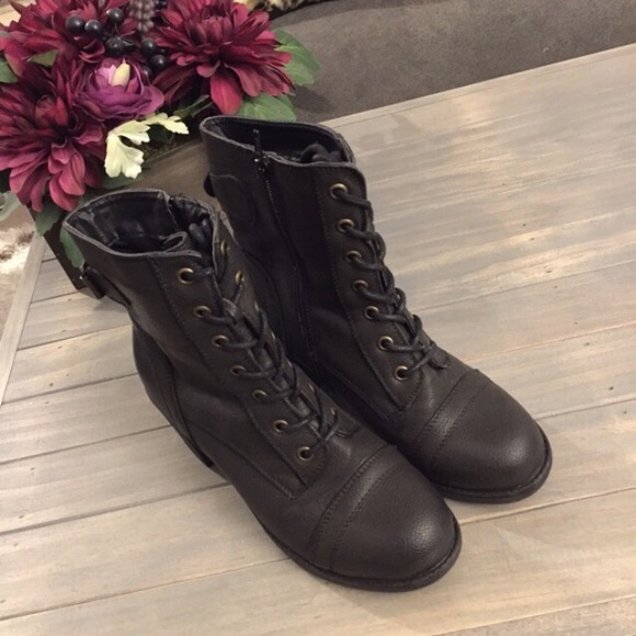 Heeled boots - Picture 2 of 2